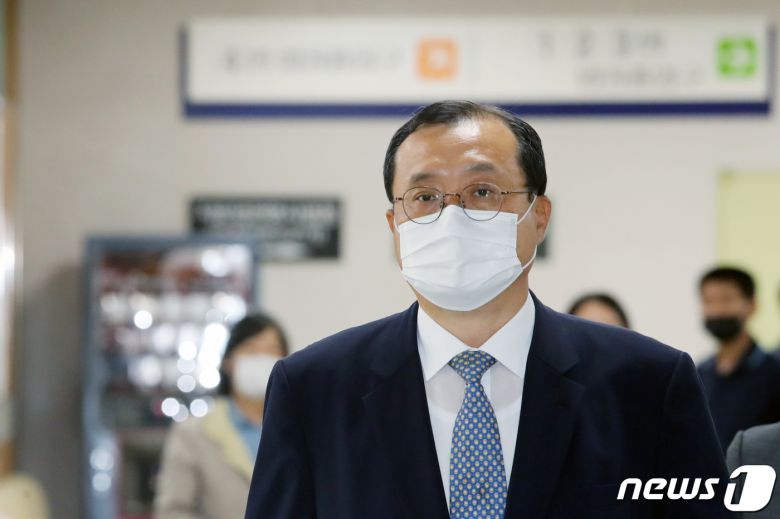 임성근 전 부산고법 부장판사가 25일 오후 서울 서초구 서울고등법원에서 열린 직권남용권리행사방해 항소심 공판에 출석하고 있다. 2021.5.25/뉴스1 © News1 황기선 기자