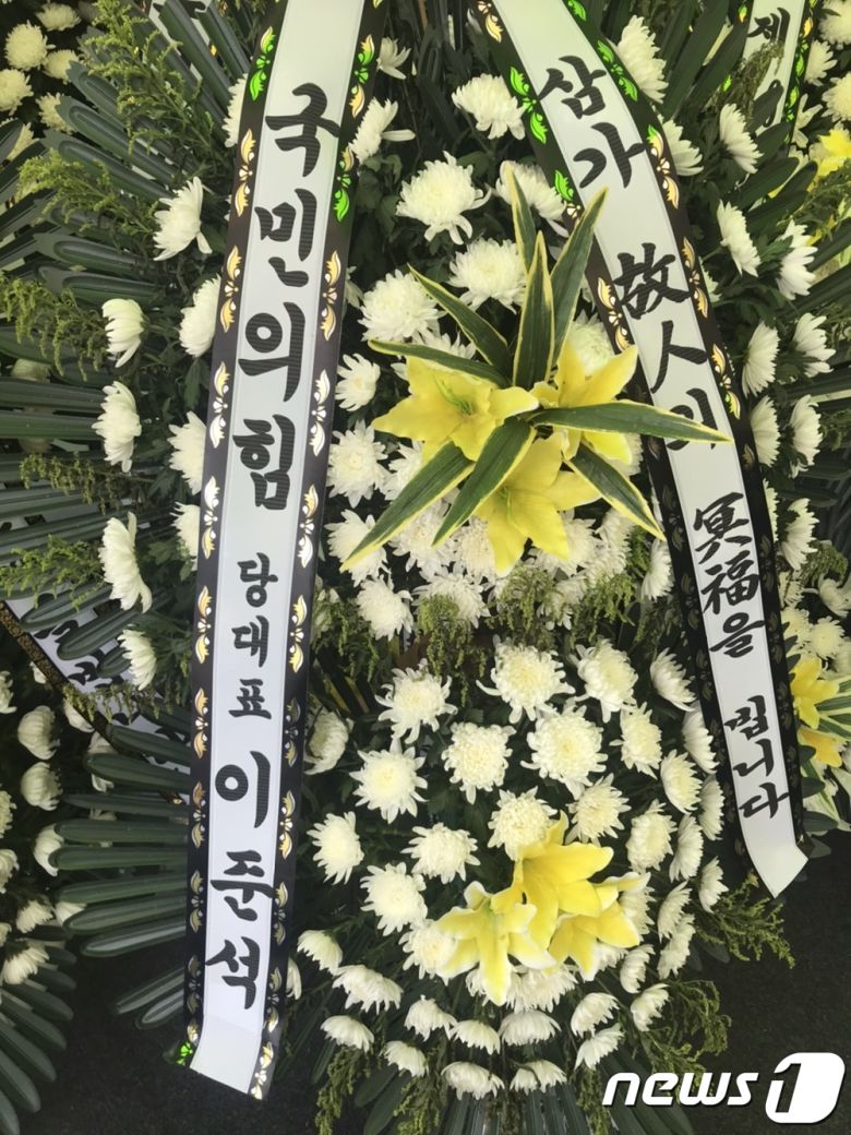 광주 동구 합동분향소에 놓여진 이준석 국민의힘 대표 명의 조화. © 뉴스1