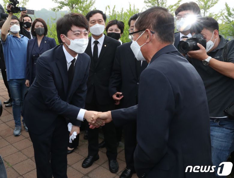 이준석 국민의힘 대표가 14일 오전 대전 유성구 국립대전현충원을 찾아 천안함 46용사 묘역 참배를 마친 뒤 고(故) 임재엽 상사의 부친 임기수씨를 위로하고 있다. 2021.6.14/뉴스1 © News1 김기태 기자