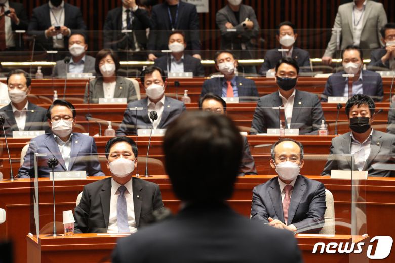 14일 오후 국회 예결위 회의장에서 열린 국민의힘 의원총회에서 의원들이 이준석 신임 당대표의 발언을 경청하고 있다. 2021.6.14/뉴스1 © News1 이동해 기자