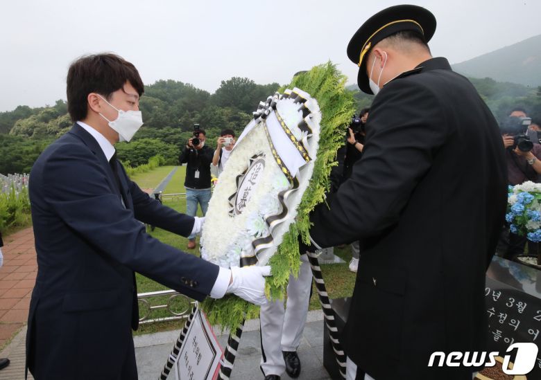 국민의힘 이준석 신임 대표가 당 지도부와 함께 14일 오전 대전 유성구 국립대전현충원 천안함 46용사 묘역에서 헌화하고 있다. 2021.6.14/뉴스1 © News1 김기태 기자