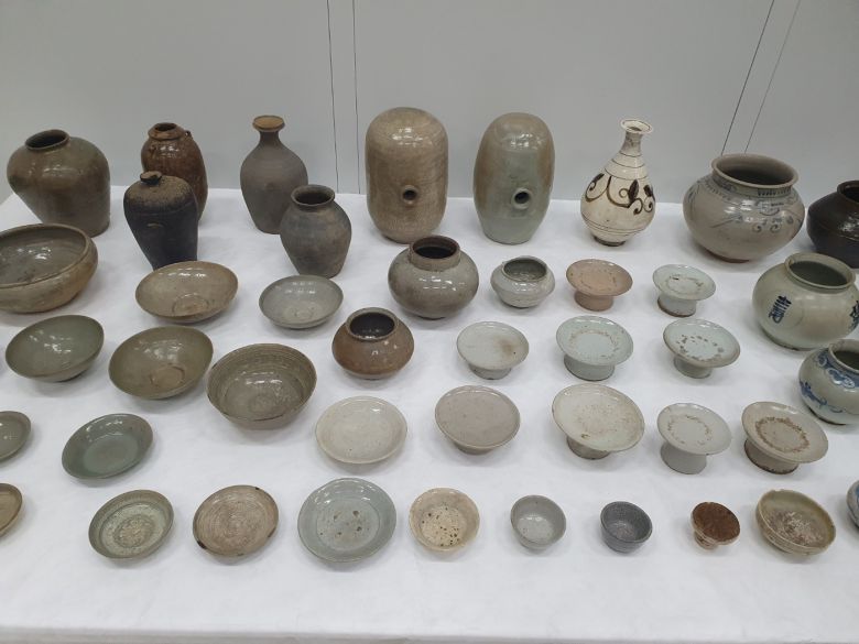 회수한 도자류. 문화재청 제공