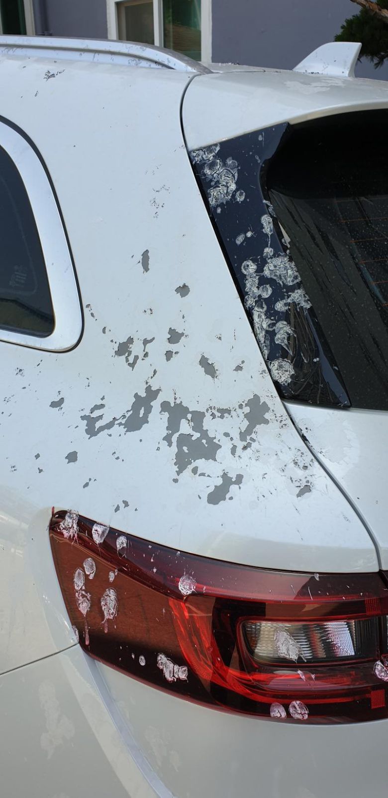 지난 16일 한 누리꾼이 아파트 내 장애인주차구역에 불법 주차된 차를 신고했다가 보복 테러를 당했다고 호소했다. (온라인 커뮤니티 보배드림 갈무리) © 뉴스1