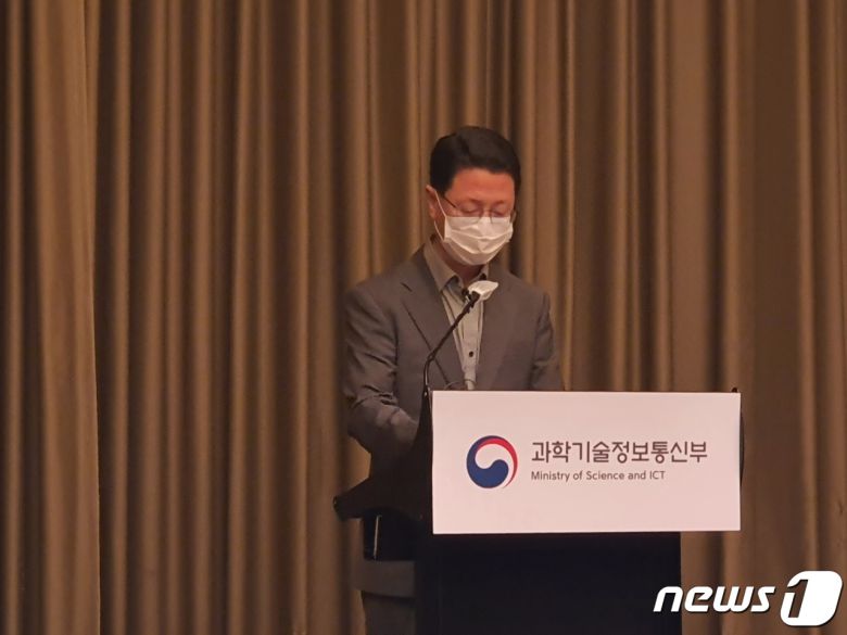 홍진배 과학기술정보통신부 정보보호네트워크정책관은 22일 6G 전략회의 후 "오늘 회의에서는 민간 전문가들로부터 6G는 초반부터 네트워크, 단말, 서비스 생태계를 구축해야한다는 의견이 많았다"고 말했다.2021.06.23. /뉴스1 © News1 김정현 기자