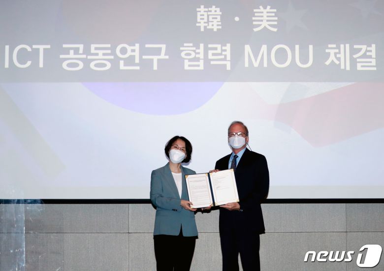 임혜숙 과학기술정보통신부 장관과 로버트 랩슨 주한 미국대사대리가 23일 서울 영등포구 콘래드호텔에서 열린 민관합동 6G 전략회의에 앞서 한·미 ICT 공동연구 협력 MOU를 체결한 뒤 기념촬영을 하고 있다. 2021.6.23/뉴스1 © News1 구윤성 기자