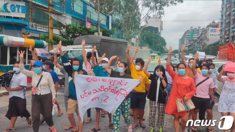 미얀마 만달레이에서 군경과 시민방위군 사이에 무력 충돌이 발생한 22일 시민들이 세 손가락 경례를 하며 저항하고 있다. © 로이터=뉴스1 © News1 원태성 기자