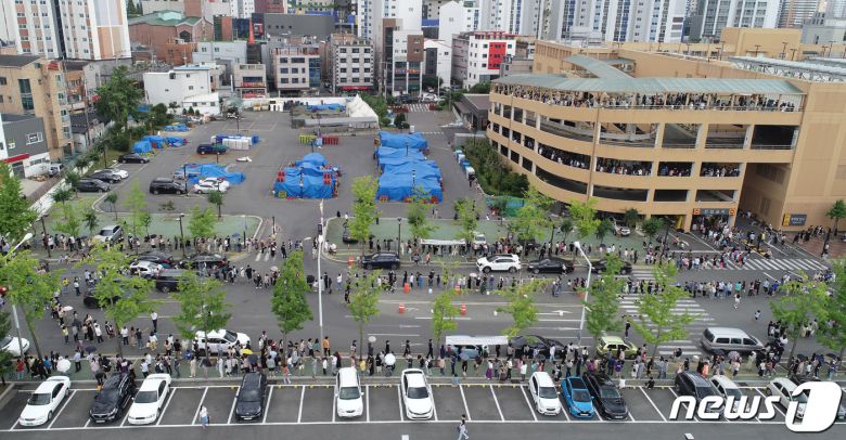 29일 대구 달서구 이마트 월배점 관련 신종 코로나바이러스 감염증(코로나19) 확진자가 11명으로 늘어난 가운데 마트 주차장에 마련된 임시선별검사소에 1000명에 달하는 시민들이 코로나19 진단검사를 받기 위해 한꺼번에 몰려 인산인해를 이루고 있다. 2021.6.29/뉴스1 © News1 공정식 기자