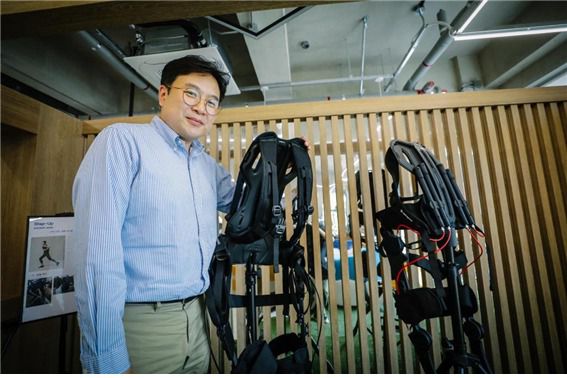 작업자의 근골격계 질환을 예방해주는 근력지원 웨어러블로봇 ‘스텝업’과 이를 개발한 장재호 에프알티 대표이사 (한국생산기술연구원 제공) 2021.06.30 /뉴스1