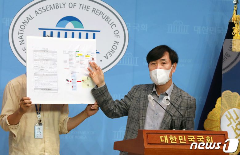 하태경 국민의힘 의원이 지난달 18일 오전 국회 소통관에서 한국원자력연구원 내부 시스템의 북한 해킹 사건 관련 기자회견을 하고 있다. 하 의원은 원전·핵연료 원천기술 보유한 한국원자력연구원 내부 시스템에 북한 해커 추정 세력을 포함한 13개 외부 IP의 비인가 침입이 확인됐다고 밝혔다. 2021.6.18/뉴스1 © News1 구윤성 기자