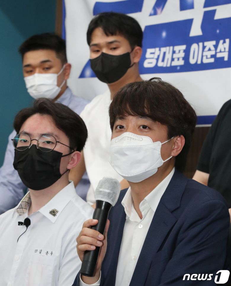 이준석 국민의힘 당대표가 2일 충남 아산 청년아지트 나와유를 방문해 청년들과 대화를 나누고 있다. 2021.7.2/뉴스1 © News1 김기태 기자