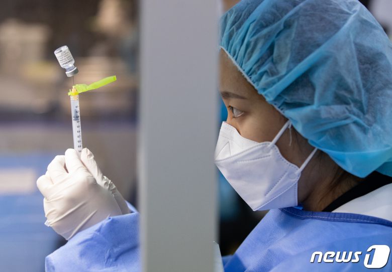 서울 중랑문화체육관에 마련된 코로나19 예방접종센터에서 의료진이 백신을 소분하고 있다./뉴스1 © News1 이재명 기자