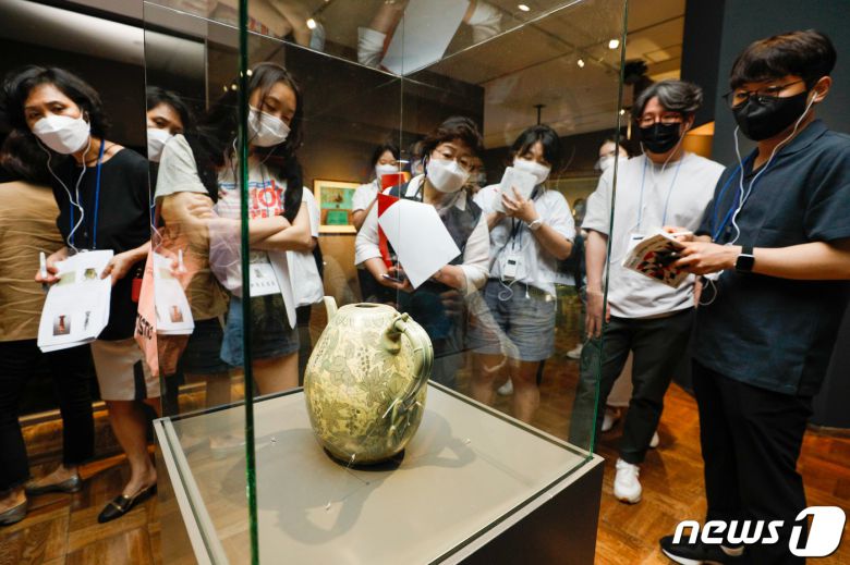 6일 서울 중구 국립현대미술관 덕수궁관에서 열린 'DNA: 한국미술 어제와 오늘' 언론공개회에 고려시대 청자상감 포도동자문 주전자가 놓여있다. '한국의 미란 무엇인가'라는 질문에서 시작한 이번 전시는 동아시아 미학의 핵심이자 근현대 미술가들의 전통 인식에 이정표 역할을 해온 네 가지 키워드 성(聖, Sacred and Ideal), 아(雅, Elegant and Simple), 속(俗, Decorative and Worldly), 화(和, Dynamic and Hybrid)를 중심으로 펼쳐지며 오는 10월 10일까지 열린다. 2021.7.6/뉴스1 © News1 안은나 기자