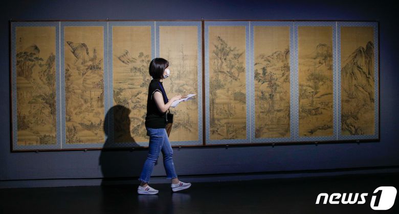 6일 서울 중구 국립현대미술관 덕수궁관에서 열린 'DNA: 한국미술 어제와 오늘' 언론공개회에 단원 김홍도의 경직풍속도 8폭병풍이 걸려있다. '한국의 미란 무엇인가'라는 질문에서 시작한 이번 전시는 동아시아 미학의 핵심이자 근현대 미술가들의 전통 인식에 이정표 역할을 해온 네 가지 키워드 성(聖, Sacred and Ideal), 아(雅, Elegant and Simple), 속(俗, Decorative and Worldly), 화(和, Dynamic and Hybrid)를 중심으로 펼쳐지며 오는 10월 10일까지 열린다. 2021.7.6/뉴스1 © News1 안은나 기자