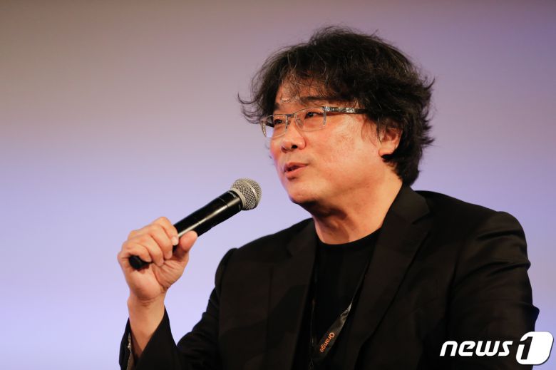 봉준호 감독이 7일(현지시간) 칸 국제영화제가 열리고 있는 프랑스 남부 칸 팔레 데 페스티발 5층 뷔뉘엘 홀에서 열린 본인의 랑데부 아베크(Rendez-vous, Avec)에서 사회자와 관객들의 질문을 듣고 대답하고 있다. 2021.07.07/뉴스1 © News1 이준성 프리랜서기자