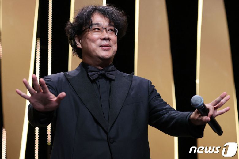봉준호 감독이 6일(현지시간) 프랑스 칸에서 열린 제74회 칸 국제 영화제 개막식 무대에 도착을 하고 있다. © AFP=뉴스1 © News1 우동명 기자