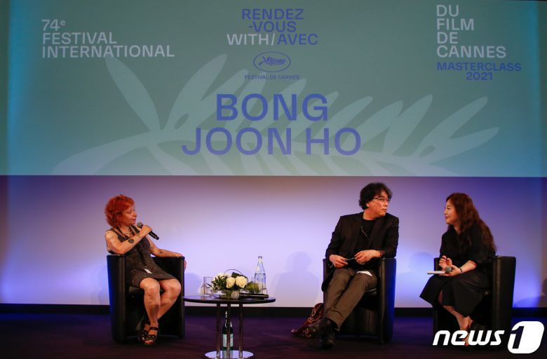 봉준호 감독이 7일(현지시간) 칸 국제영화제가 열리고 있는 프랑스 남부 칸 팔레 데 페스티발 5층 뷔뉘엘 홀에서 열린 본인의 랑데부 아베크(Rendez-vous, Avec)에서 사회자와 관객들의 질문을 듣고 대답하고 있다. 2021.07.07/뉴스1 © News1 이준성 프리랜서기자
