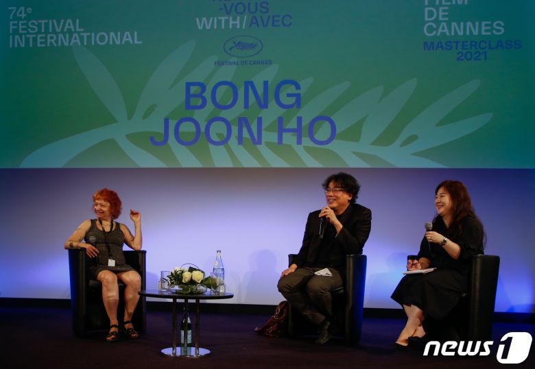 봉준호 감독이 7일(현지시간) 칸 국제영화제가 열리고 있는 프랑스 남부 칸 팔레 데 페스티발 5층 뷔뉘엘 홀에서 열린 본인의 랑데부 아베크(Rendez-vous, Avec)에서 사회자와 관객들의 질문을 듣고 대답하고 있다. 2021.07.07/뉴스1 © News1 이준성 프리랜서기자