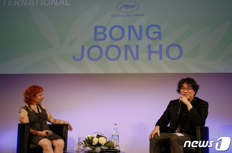 봉준호 감독이 7일(현지시간) 칸 국제영화제가 열리고 있는 프랑스 남부 칸 팔레 데 페스티발 5층 뷔뉘엘 홀에서 열린 본인의 랑데부 아베크(Rendez-vous, Avec)에서 사회자 카롤린 비에와 대화하고 있다. 2021.07.07/뉴스1 © News1 이준성 프리랜서기자