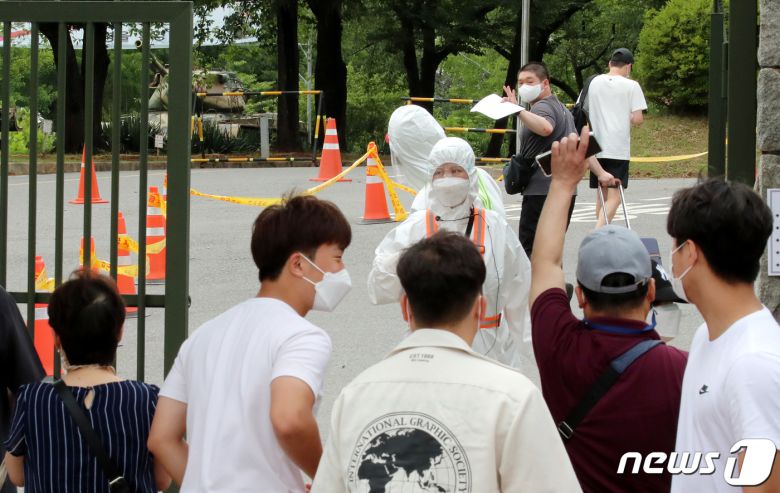 충남 논산 육군훈련소에서 신종 코로나바이러스 감염증(코로나19) 집단감염이 발생한 가운데 8일 육군훈련소 입영심사대에서 장병들이 입영하고 있다. 2021.7.8/뉴스1 © News1 김기태 기자