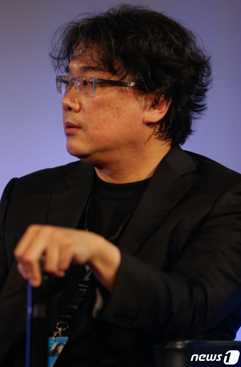 봉준호 감독이 7일(현지시간) 칸 국제영화제가 열리고 있는 프랑스 남부 칸 팔레 데 페스티발 5층 뷔뉘엘 홀에서 열린 본인의 랑데부 아베크(Rendez-vous, Avec)에서 사회자와 관객들의 질문을 듣고 있다. 2021.07.07/뉴스1 © News1 이준성 프리랜서기자