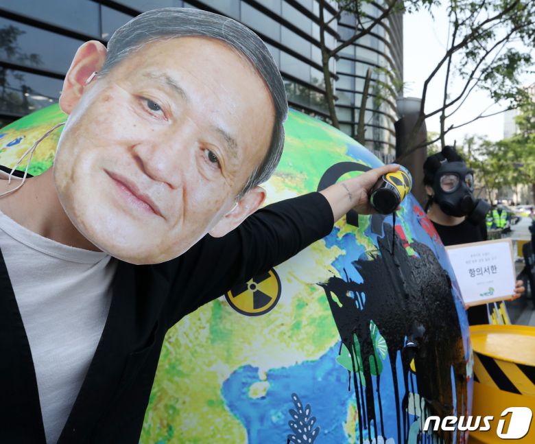 전국녹색연합 회원들이 4일 오후 서울 종로구 일본대사관 앞에서 열린 일본 정부의 후쿠시마 오염수 해양 방류 결정 규탄 기자회견에서 퍼포먼스를 하고 있다. 2021.6.4/뉴스1 © News1 김진환 기자