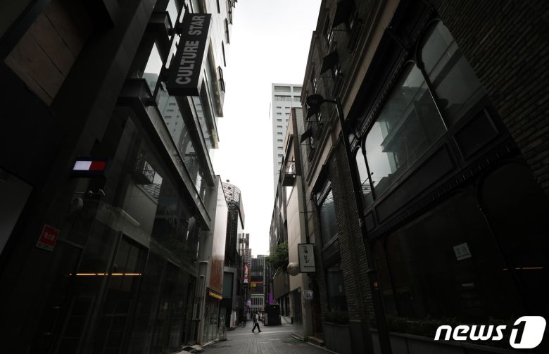 신종코로나바이러스 감염증(코로나19) '4차 대유행'에 따라 수도권 사회적 거리두기 4단계 격상 방침이 발표된 9일 서울 중구 명동거리가 지나는 이 없이 적막하다.2021.7.9/뉴스1 © News1 오대일 기자