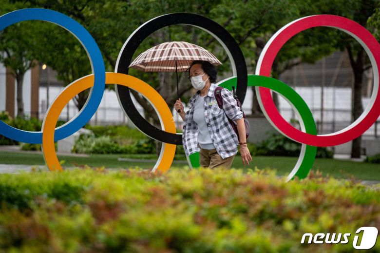 도쿄에 배치된 올림픽 로고의 모습.  © AFP=뉴스1