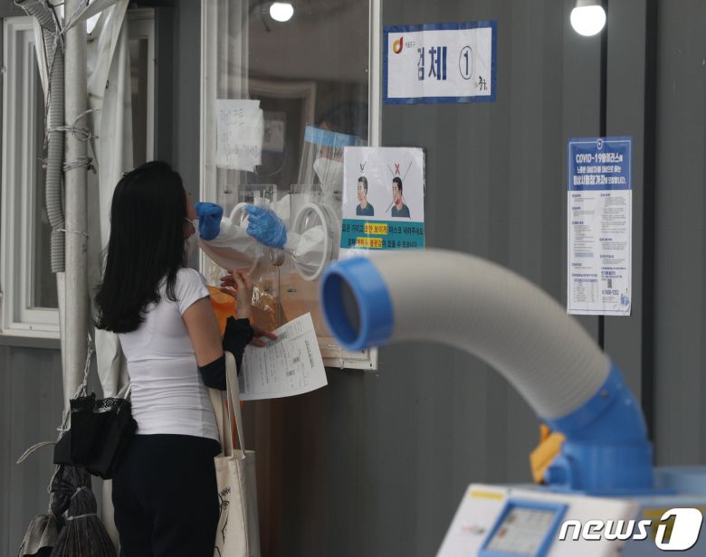 9일 오후 서울 중구 서울역광장에 마련된 임시선별진료소를 찾은 시민들이 신종 코로나바이러스 감염증(코로나19) 검체검사를 받고 있다. © News1 신웅수 기자