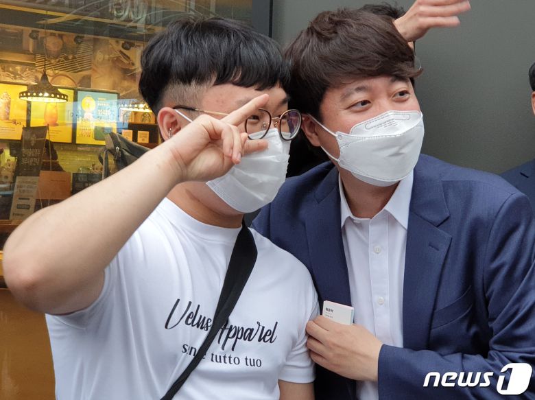 이준석 국민의힘 대표가 18일 전북 전주시 서부신시가지 일대를 찾아 한 시민과 사진을 찍고 있다. 2021.6.18/뉴스1 © News1 유경석 기자