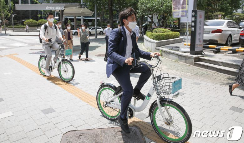 이준석 국민의힘 대표가 22일 서울 여의도 켄싱턴호텔에서 열린 원코리아 혁신포럼 출범식에 참석하기 위해 공유자전거 따릉이를 타고 이동하고 있다. 2021.6.22/뉴스1 © News1 오대일 기자