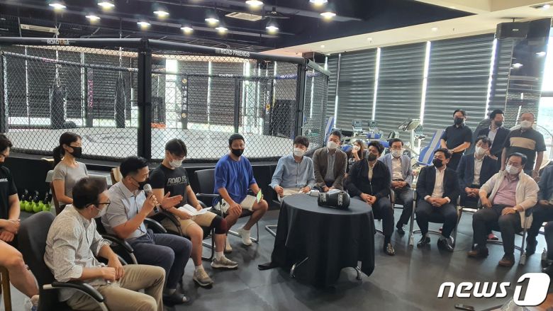 이준석 국민의힘 대표가 14일 강원 원주 로드짐 강변점을 방문해 정문홍 로드FC회장을 비롯한 실내체육인들과 간담회를 갖고 있다. 2021.7.14/뉴스1 신관호 기자.