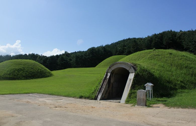 능산리고분군 전경. 문화재청 제공