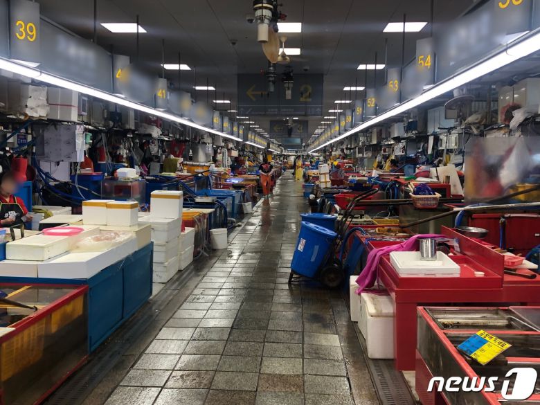 15일 오후 부산 중구 자갈치시장 실내 수산 도매시장이 썰렁하다.2021.7.15/© 뉴스1 백창훈 기자