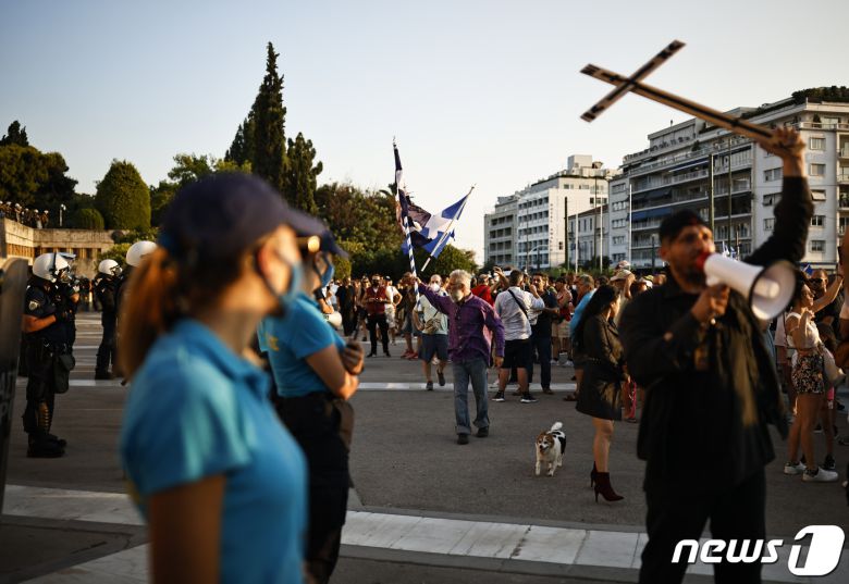 그리스 에서 신종 코로나바이러스 감염증(코로나19) 백신 접종에 반대하는 시위가 열렸다. © 로이터=뉴스1