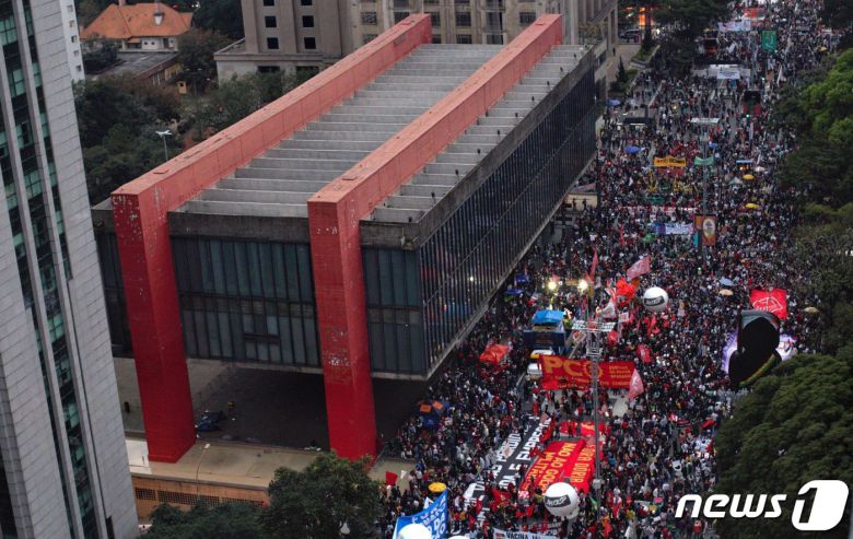 2021년 6월 19일(현지시간) 브라질 상파울루에서 자이르 보우소나루 대통령의 탄핵시위가 벌어지고 있다. © 로이터=뉴스1 © News1 정윤영 기자