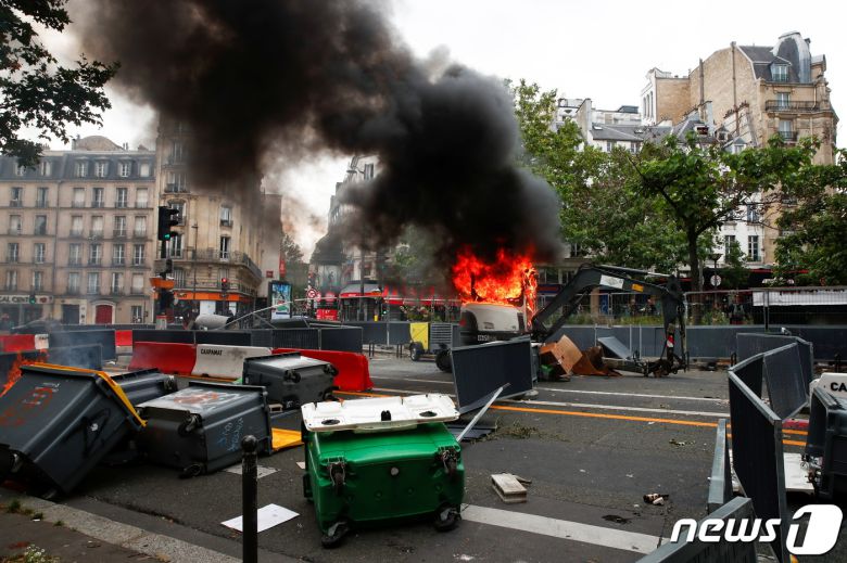프랑스 전역 53곳에서 시위대 1만9000명이 운집해 정부의 백신 강제 정책 철회를 요구했다. © 로이터=뉴스1 © News1 정윤영 기자