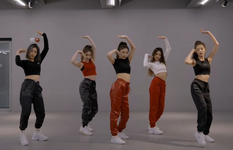 그룹 '잇지'가 최근 안무연습 영상에서 조거팬츠 코디로 화제를 모았다.(ITZY 유튜브 채널) © 뉴스1