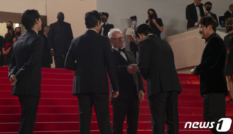 16일(현지시간) 칸 국제영화제가 열리고 있는 프랑스 남부 휴양도시 칸 팔레 데 페스티발에서 비 경쟁부문 공식 초청작 ‘비상선언’의 한재림 감독, 배우 송강호, 이병헌, 임시완이 레드카펫에 올라 마중나온 티에리 프레모 칸영화제 집행위원장과 인사를 나누고 있다. 2021.07.17/뉴스1. © News1 이준성 프리랜서기자