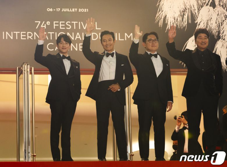 16일(현지시간) 칸 국제영화제가 열리고 있는 프랑스 남부 휴양도시 칸 팔레 데 페스티발에서 비 경쟁부문 공식 초청작 ‘비상선언’의 한재림 감독, 배우 송강호, 이병헌, 임시완이 레드카펫에 올라 손을 흔들고 있다. 2021.07.17/뉴스1. © News1 이준성 프리랜서기자