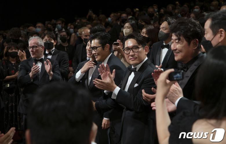 16일 오후(현지시간) 칸 국제영화제가 열리고 있는 프랑스 남부 휴양도시 칸 팔레 데 페스티발 그랑 뤼미에르 극장에서 한재림 감독의 '비상선언'상영 종료 후 참석한 한재림 감독과 송강호, 이병헌, 임시완이 관객들의 기립박수를 받고 있다. 2021.07.17/뉴스1. © News1 이준성 프리랜서기자