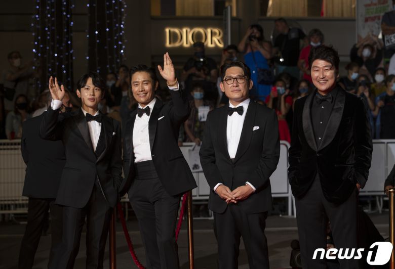 16일(현지시간) 칸 국제영화제가 열리고 있는 프랑스 남부 휴양도시 칸 팔레 데 페스티발에서 비 경쟁부문 공식 초청작 ‘비상선언’의 한재림 감독, 배우 송강호, 이병헌, 임시완이 레드카펫에 오르기 앞서 포즈를 취하고 있다. 2021.07.17/뉴스1. © News1 이준성 프리랜서기자