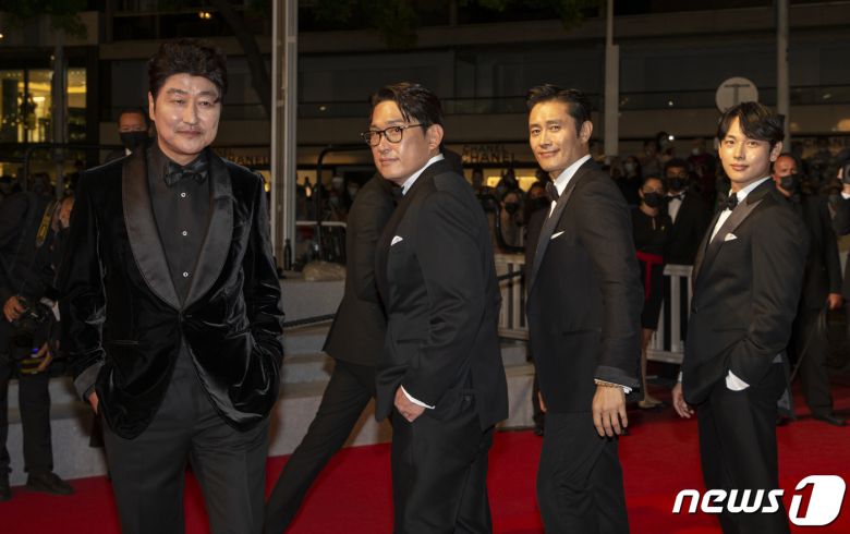 16일(현지시간) 칸 국제영화제가 열리고 있는 프랑스 남부 휴양도시 칸 팔레 데 페스티발에서 비 경쟁부문 공식 초청작 ‘비상선언’의 배우 송강호(왼쪽부터), 한재림 감독, 배우 이병헌, 임시완이 레드카펫에 오르기 전 포즈를 취하고 있다. 2021.07.17/뉴스1 © News1 이준성 프리랜서기자