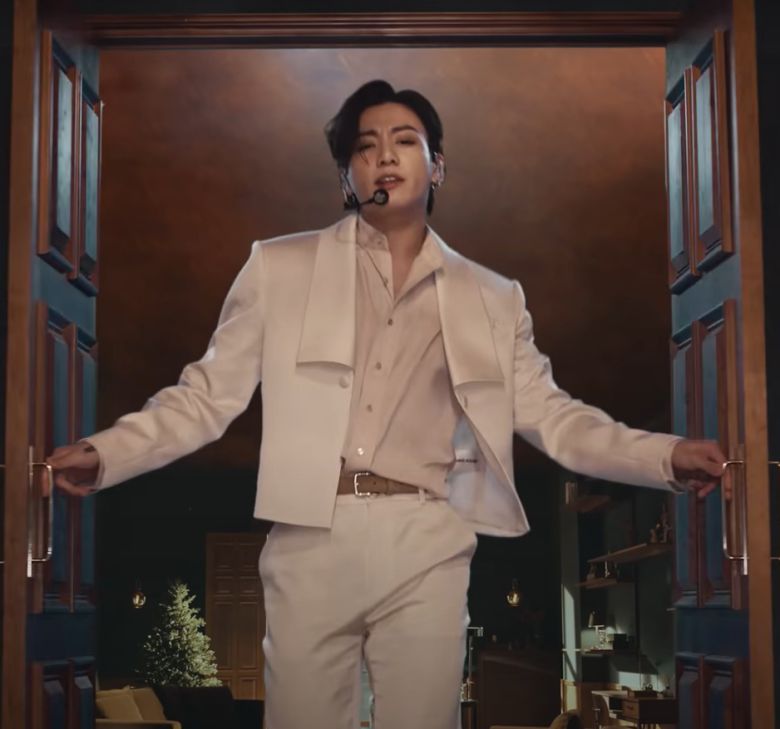 방탄소년단 멤버 정국이 'Life Goes On' & 'Dynamite' @ The Late Late Show with James Corden 영상에서 착용한 크롭 재킷(BANGTANTV 유튜브 채널)