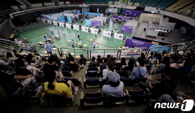 대입 수시모집과 대학수학능력시험(수능)을 앞둔 고3 수험생이 19일부터 신종 코로나바이러스 감염증(코로나19) 백신 접종을 시작했다. 일부 지역에선 백신 접종 시스템에 명단이 입력되지 않아 학생과 교직원들이 대기를 했다. 19일 오전 경기 부천체육관 접종센터에서 교직원들과 학생들이 접종을 기다리고 있다. 2021.7.19/뉴스1 © News1 정진욱 기자