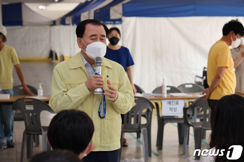김지철 충남교육감은 19일 오전 공주 백제체육관을 방문해 공주생명과학고 학생과 교직원들의 접종 상황을 참관했다.(충남교육청 제공).© 뉴스1