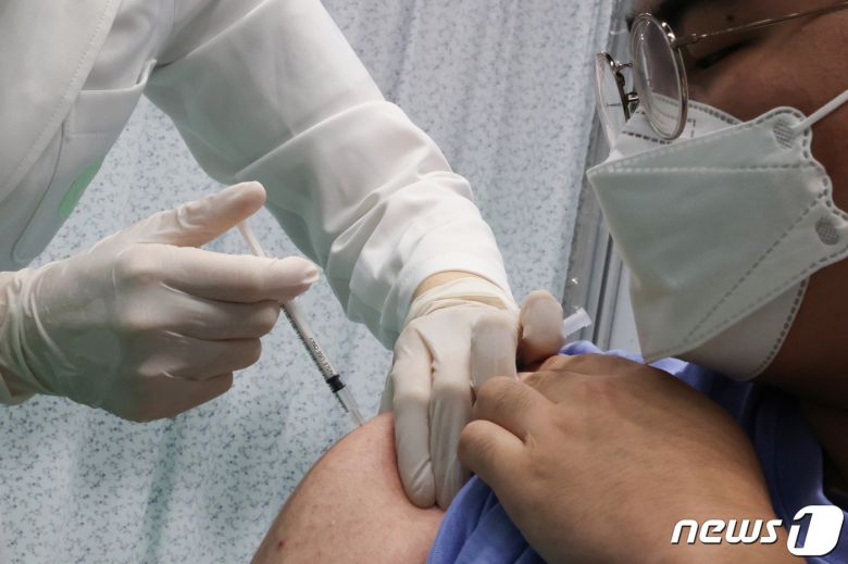 19일 경북 포철공고 3학년 학생이 남구 예방접종센터인 포항실내체육관에서 신종 코로나바이러스 감염증(코로나19) 예방 화이자 백신을 접종 받고 있다. 포항지역 고3 및 교직원은 총 6356명(학생 4447명, 교직원 1909명)이다. 2021.7.19 /뉴스1 © News1 최창호 기자