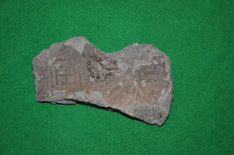 출토유물. '전'(田)자명 암키와