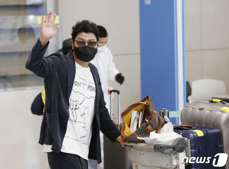 배우 송강호가 ‘제 74회 칸 영화제’ 일정을 마치고 20일 오후 인천 중구 인천국제공항 제2여객터미널을 통해 입국하고 있다. 2021.7.20/뉴스1 © News1 권현진 기자