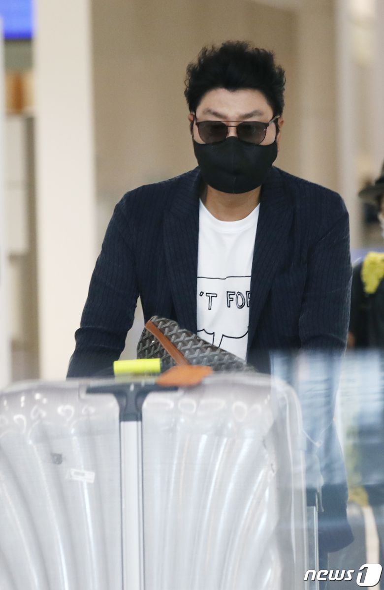 배우 송강호가 ‘제 74회 칸 영화제’ 일정을 마치고 20일 오후 인천 중구 인천국제공항 제2여객터미널을 통해 입국하고 있다. 2021.7.20/뉴스1 © News1 권현진 기자