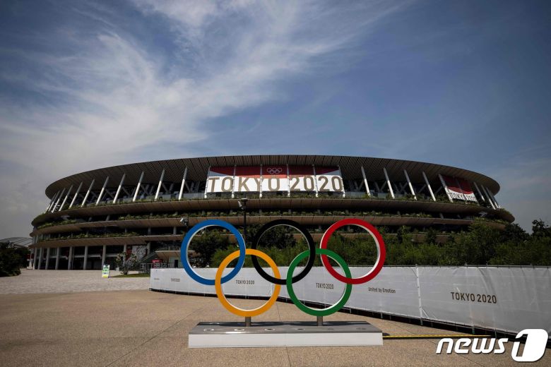 도쿄올림픽 조형물이 설치된 도쿄의 한 경기장 © AFP=뉴스1
